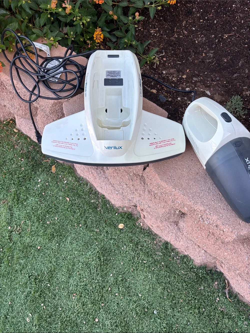 Verilux CLEAN WAVE VH07WW1 UV-C Sanitizing Furniture & Bed Portable Vaccum